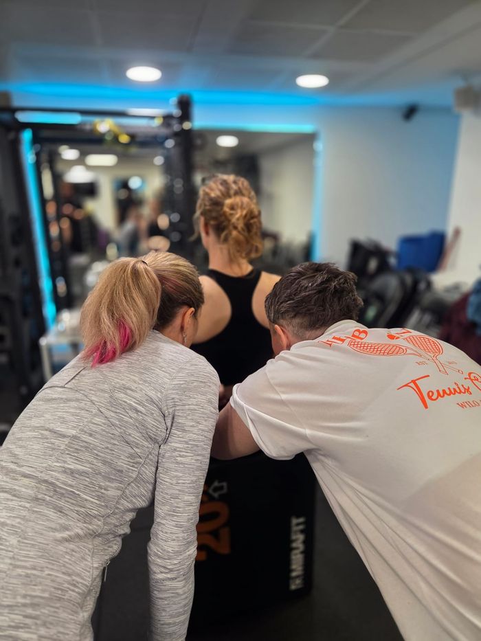 Veronika Cmolikova guiding a hands-on head and neck assessment during DNS Exercise Part I