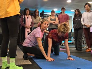 Veronika Cmolikova coaching a quadruped position with an attendee during DNS Exercise Part I