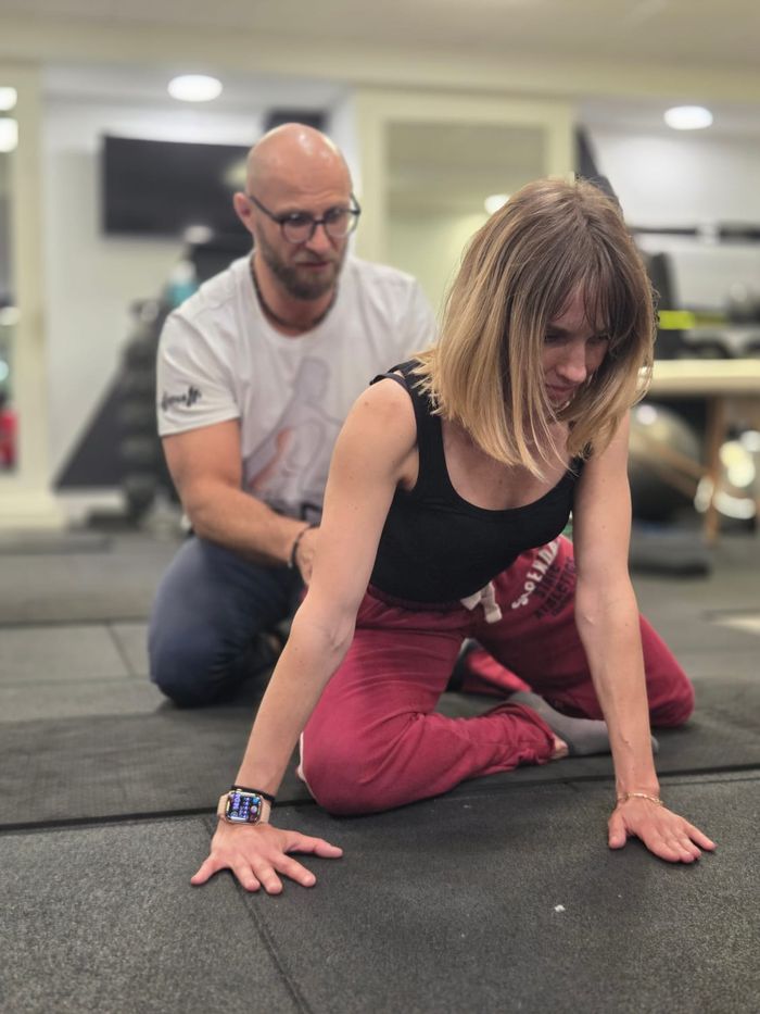 Łukasz Burliński guiding a long-sit reaching position during DNS Exercise Part II at Elevate LDN