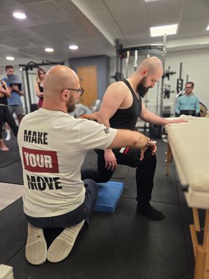 Łukasz Burliński giving hands-on coaching during DNS Exercise Part II at Elevate LDN