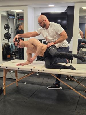 Łukasz Burliński leading a treatment-table assessment during DNS Exercise Part II